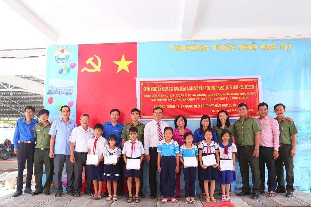 Vietravel trao tặng thẻ BHYT cho học sinh nghèo An Giang